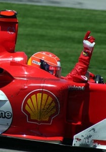 „Michael Schumacher win 2004“ von Rick Dikeman - en:Image:M schumacher win 2004.jpg. Lizenziert unter CC BY-SA 3.0 über Wikimedia Commons.